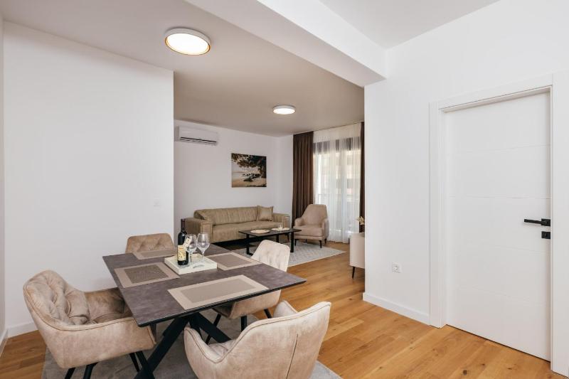 Lux apartments Bar - image 12