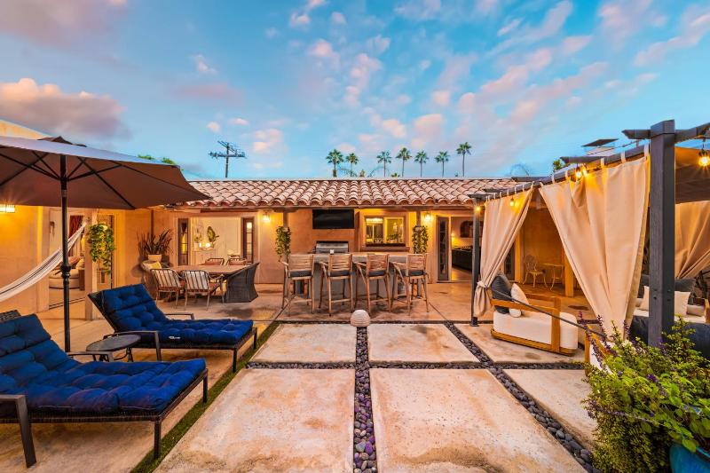 Great Reviews Beautiful Movie Colony Home PoolSpa - image 31