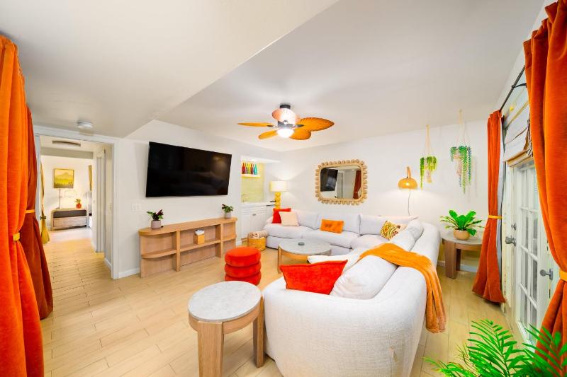 Great Reviews Beautiful Movie Colony Home PoolSpa - image 3