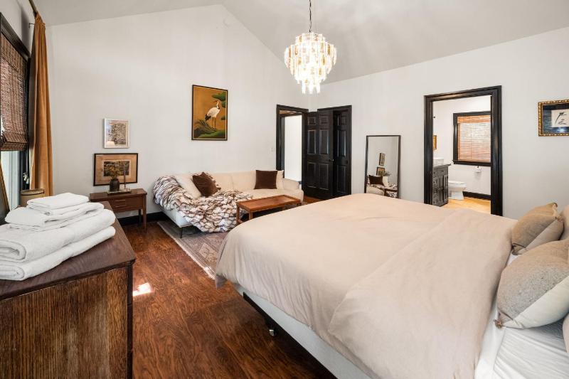 Charming East Nashville Home Mins From Downtown - image 13