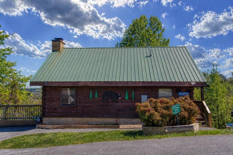 Another Day In Bearadise- Cozy Cabin Retreat in the Smokies Comfort & Fun for All - image 24