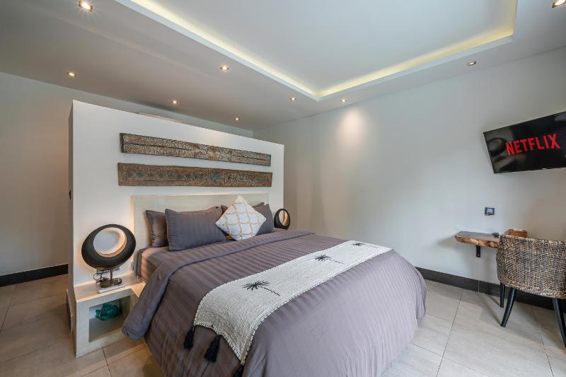 Villa Marlon - Sleek & Sophisticated 3 BR Villa in Seminyak - image 7