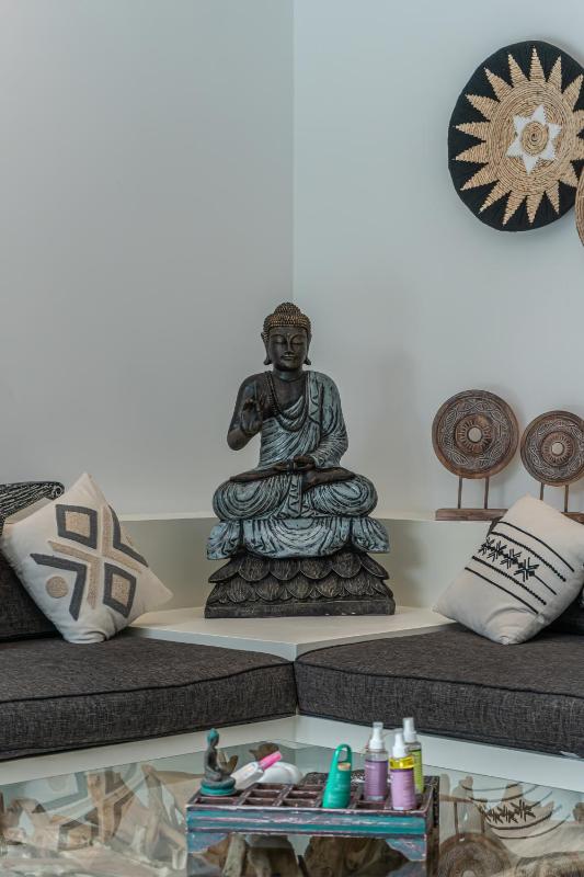 Villa Marlon - Sleek & Sophisticated 3 BR Villa in Seminyak - image 12