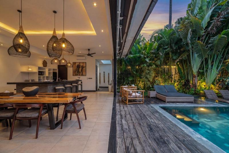 Villa Marlon - Sleek & Sophisticated 3 BR Villa in Seminyak - image 16