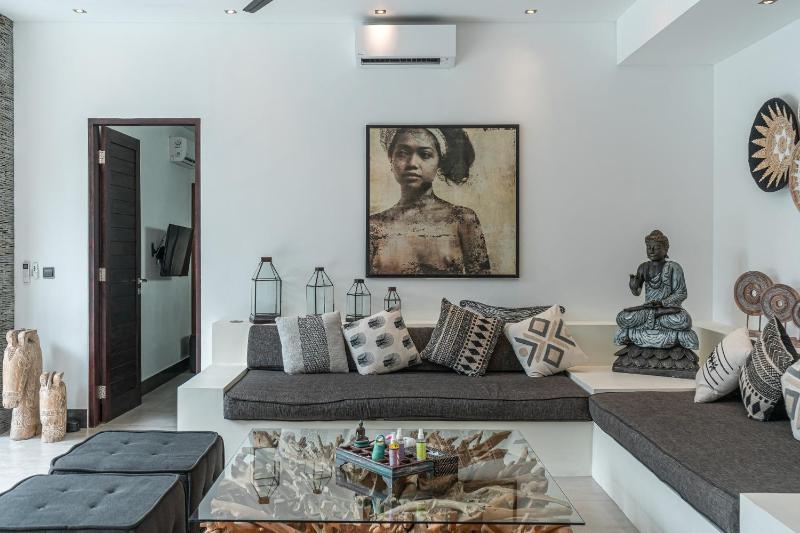 Villa Marlon - Sleek & Sophisticated 3 BR Villa in Seminyak - image 8