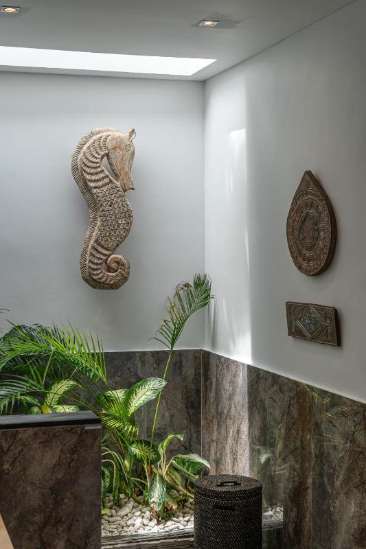 Villa Marlon - Sleek & Sophisticated 3 BR Villa in Seminyak - image 13