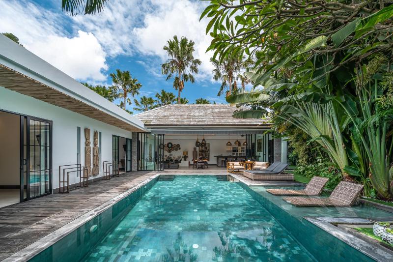 Villa Marlon - Sleek & Sophisticated 3 BR Villa in Seminyak - image 1
