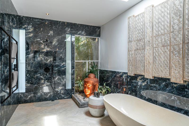 Villa Marlon - Sleek & Sophisticated 3 BR Villa in Seminyak - image 9