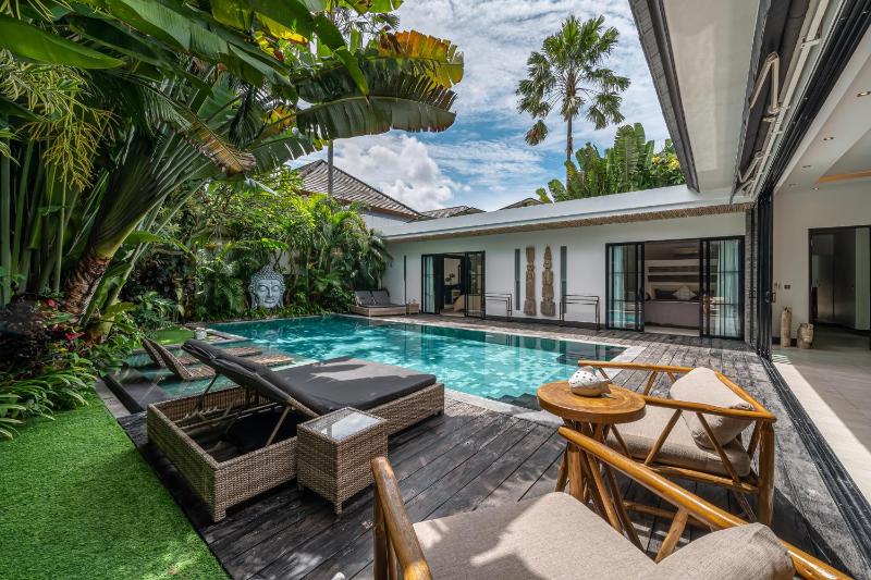 Villa Marlon - Sleek & Sophisticated 3 BR Villa in Seminyak - image 5