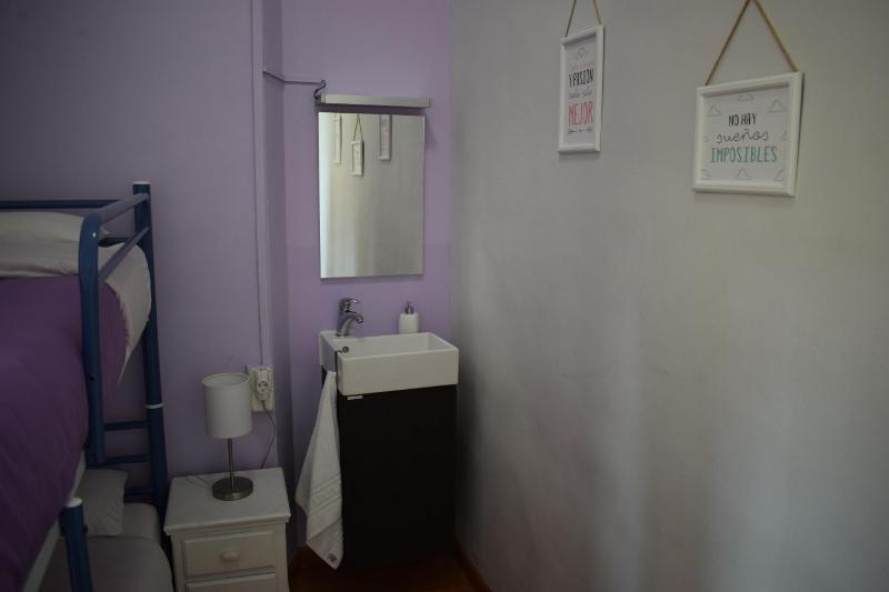 Standard Single Room with Shared Bathroom image 2