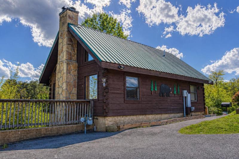 Another Day In Bearadise- Cozy Cabin Retreat in the Smokies Comfort & Fun for All - image 28