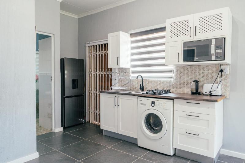 Spacious 2 bedroom Linden Cottage - image 11