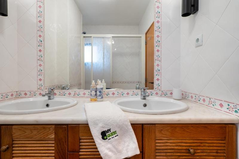 BmyGuest - Quarteira Cosy Beach Apartment - image 11