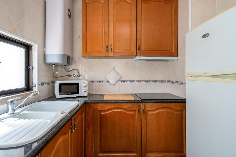 BmyGuest - Quarteira Cosy Beach Apartment - image 13