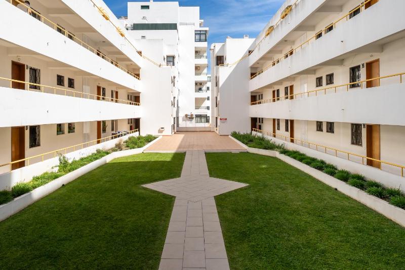 BmyGuest - Quarteira Cosy Beach Apartment - image 9
