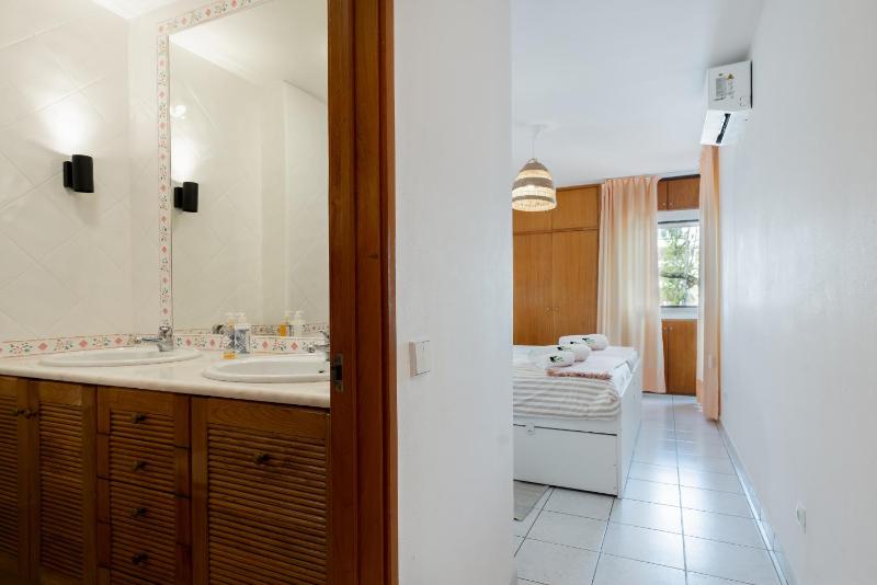 BmyGuest - Quarteira Cosy Beach Apartment - image 17