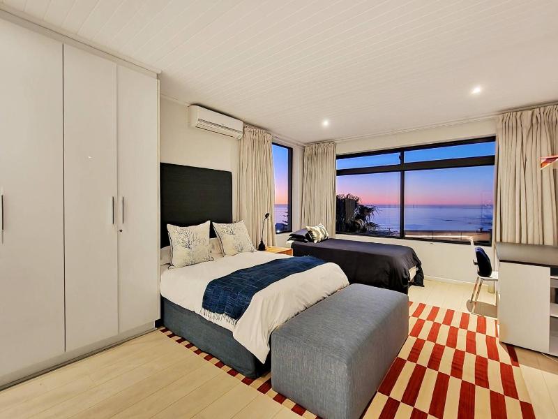 Camps Bay Luxury Family Villa with Ocean Views - image 8