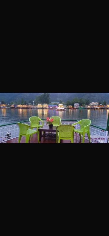 Hollywood lakeview retreat - image 1