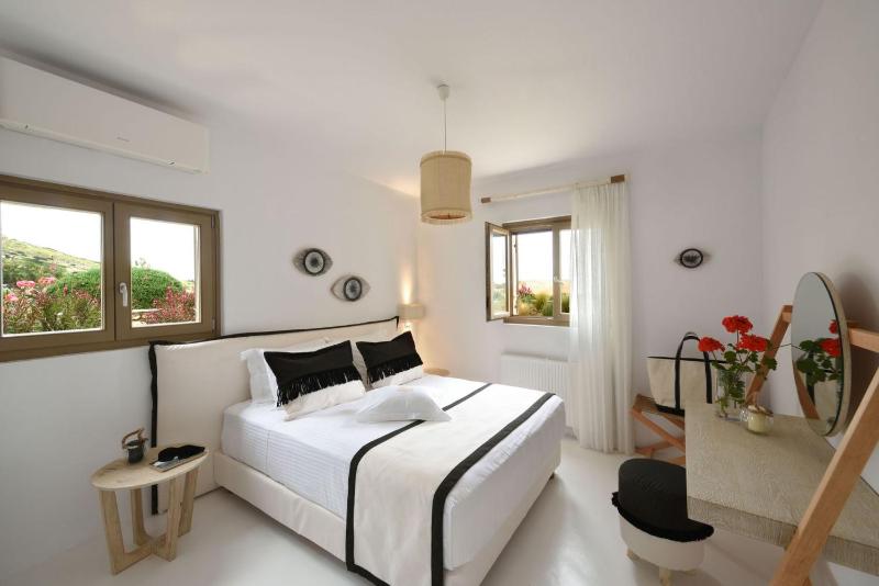 Executive Paros Villa 4 Bedrooms Villa Almyrikia Sunset Stunning Sea View - image 26