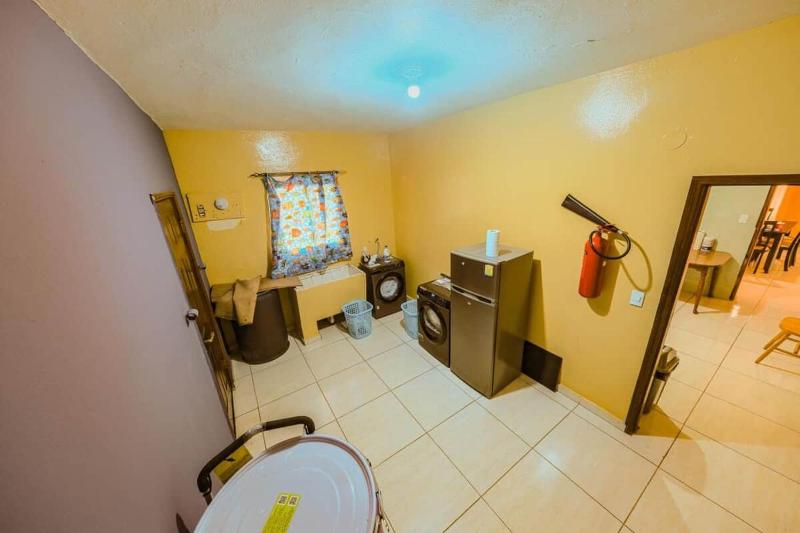 Monrovia Executive Home - Fast Internet - image 10
