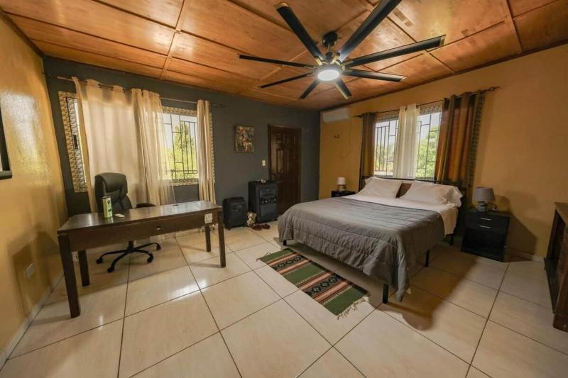 Monrovia Executive Home - Fast Internet - image 7