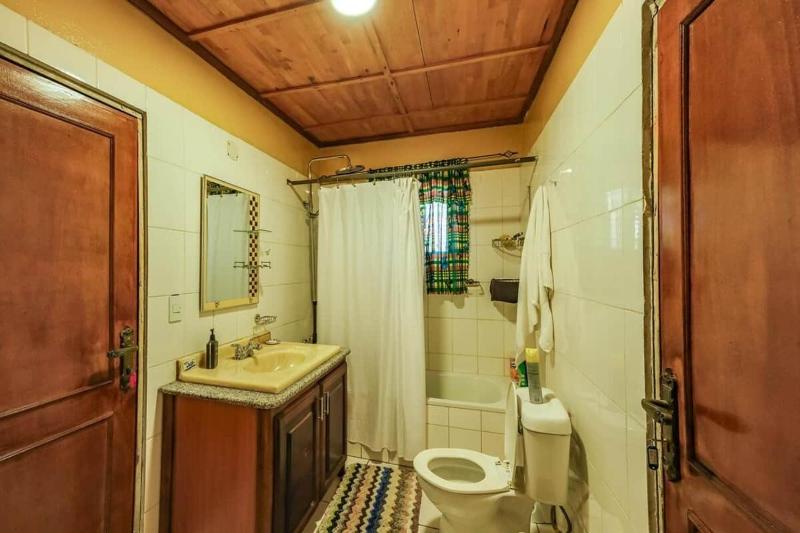 Monrovia Executive Home - Fast Internet - image 8
