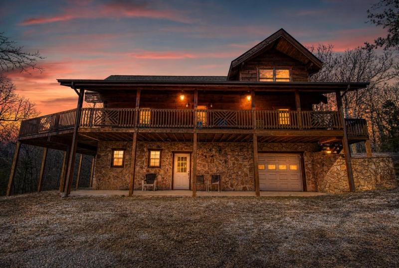 Livin' Lodge Hot Tub WIFI 560 FREE tickets each paid day Pool Table WIFI! - image 21
