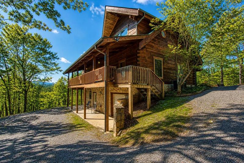 Livin' Lodge Hot Tub WIFI 560 FREE tickets each paid day Pool Table WIFI! - image 22