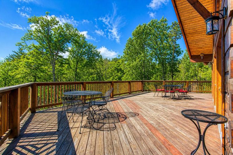 Livin' Lodge Hot Tub WIFI 560 FREE tickets each paid day Pool Table WIFI! - image 27