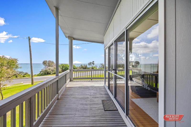Beachfront Haven 2-8 Guests Water Views Pets Welcome - image 3