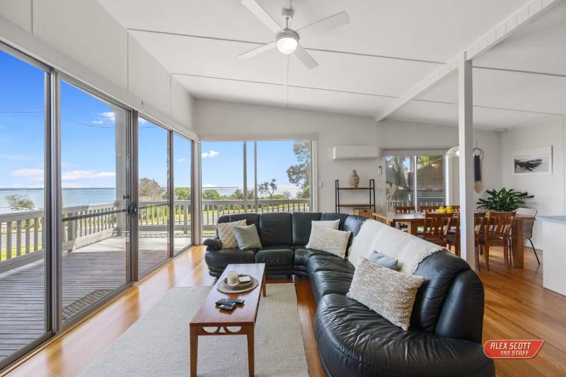 Beachfront Haven 2-8 Guests Water Views Pets Welcome - image 17
