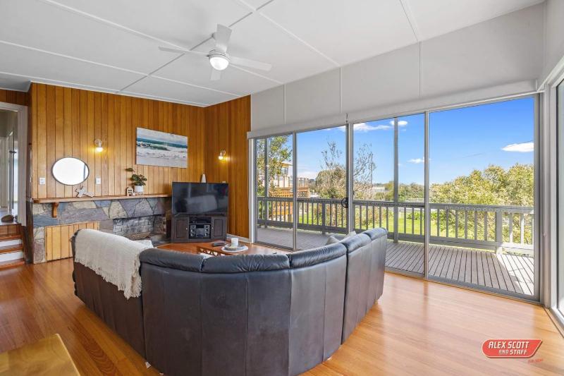 Beachfront Haven 2-8 Guests Water Views Pets Welcome - image 16