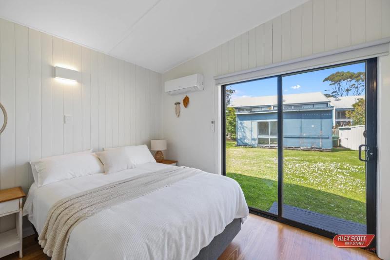 Beachfront Haven 2-8 Guests Water Views Pets Welcome - image 8