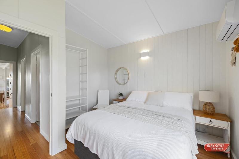 Beachfront Haven 2-8 Guests Water Views Pets Welcome - image 15