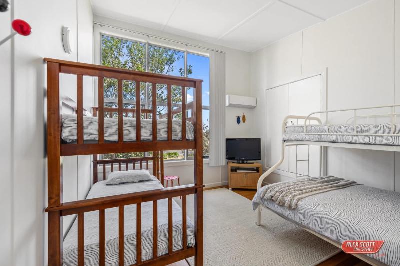 Beachfront Haven 2-8 Guests Water Views Pets Welcome - image 11