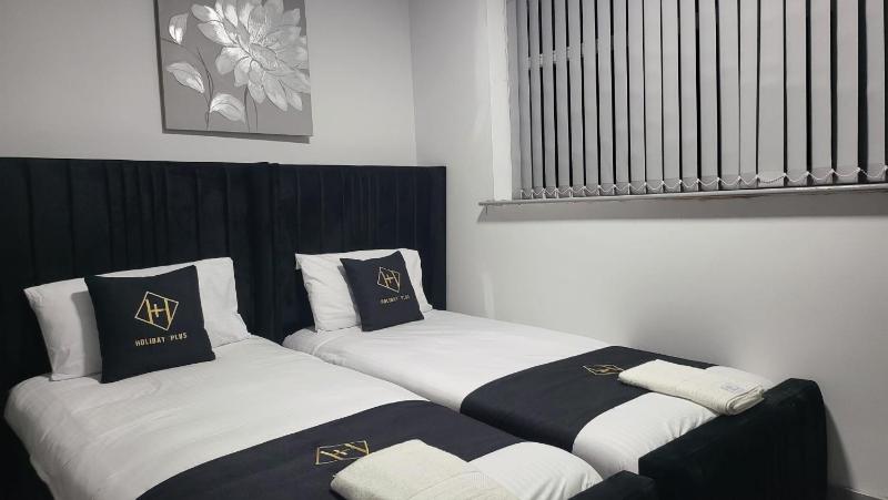 Holiday Plus - 50 Palatine Road - image 12