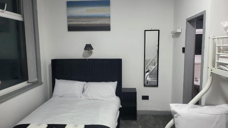 Holiday Plus - 50 Palatine Road - image 10