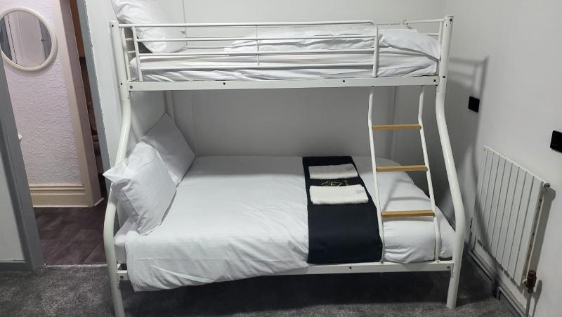 Holiday Plus - 50 Palatine Road - image 32