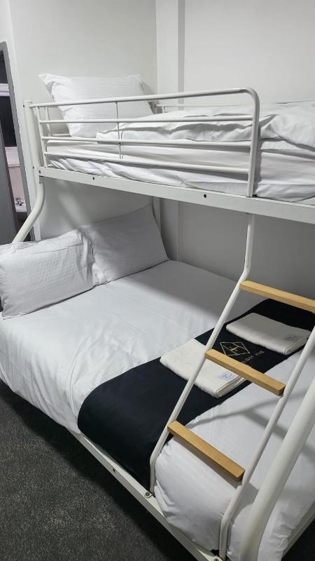 Holiday Plus - 50 Palatine Road - image 41