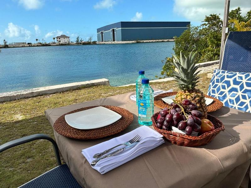Cozy waterfront studio overlooking upscale marina - Nassau - image 8