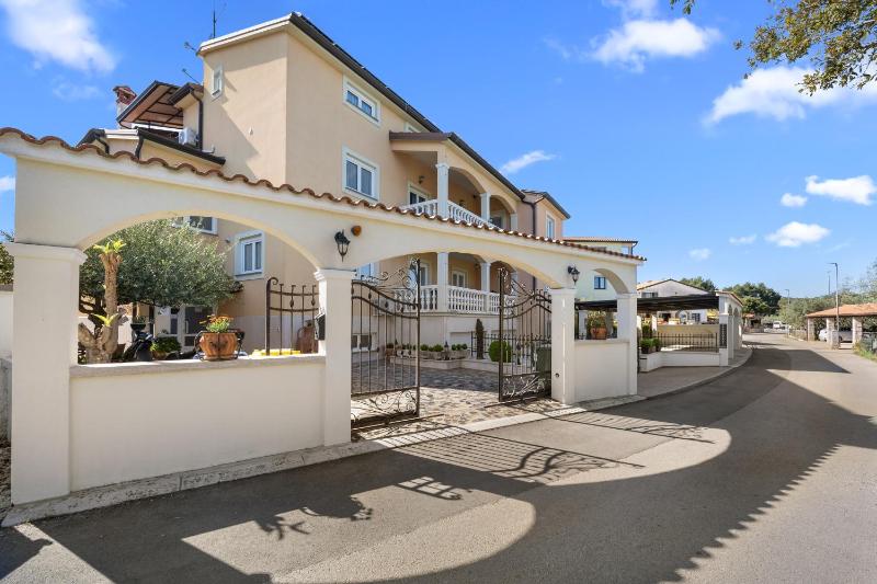 Apartments Villa Amfora - image 1