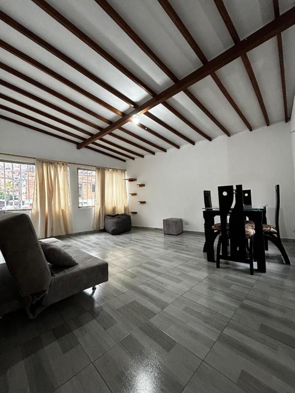 Spacious Family Apt near Subway - image 1