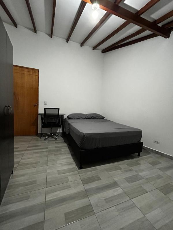 Spacious Family Apt near Subway - image 5