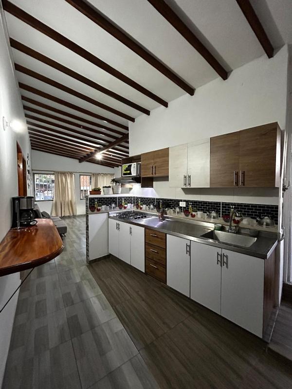 Spacious Family Apt near Subway - image 10