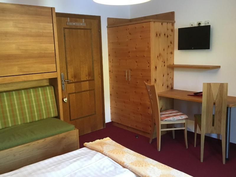 Double Room with Balcony image 2