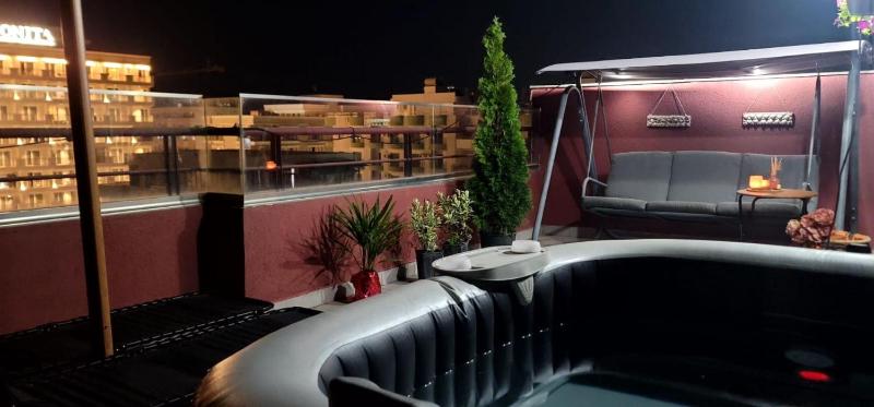 Private Rooftop Jacuzzi- Beach Side Duplex - image 11