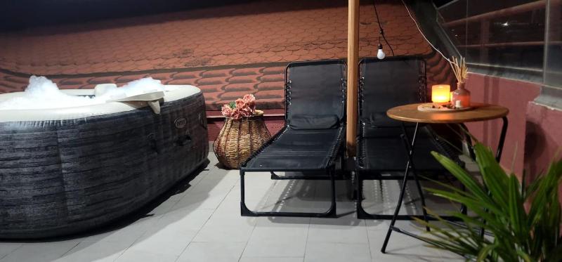 Private Rooftop Jacuzzi- Beach Side Duplex - image 13