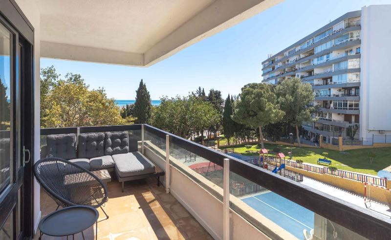 Perfect location! Walk a few minutes to restaurants lovely beach town train and bus - image 17
