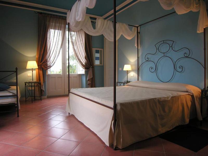 Superior Triple Room image 2