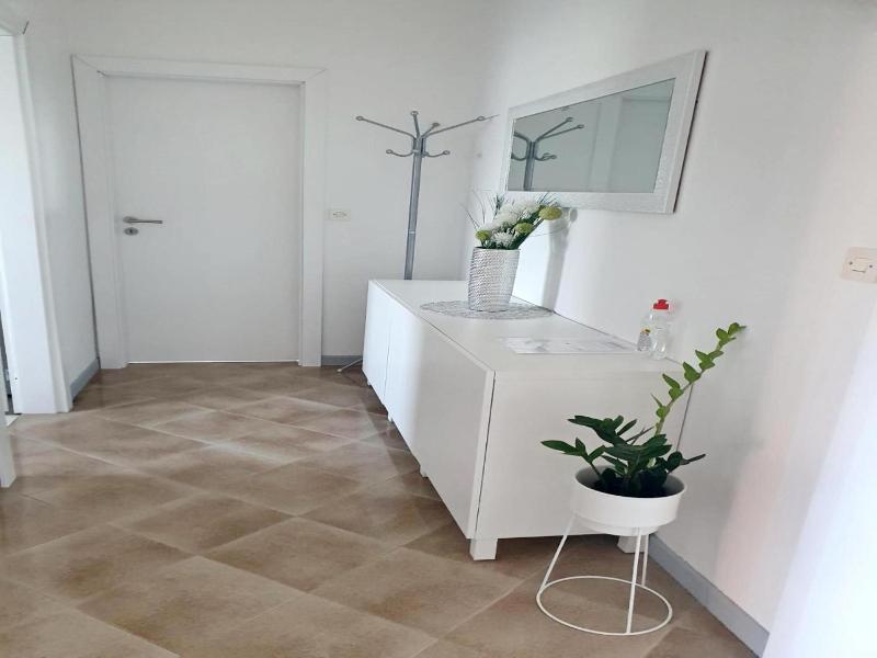 Bright accommodation near the sea in Zambratija - image 12